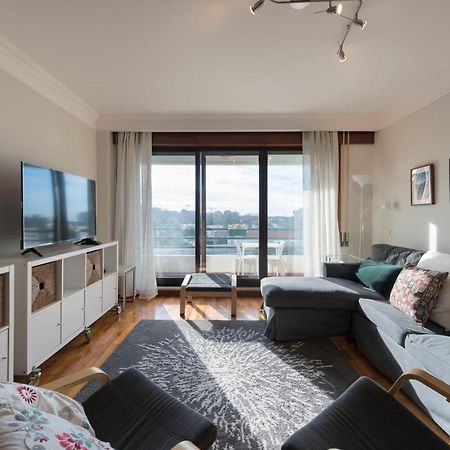 Lovelystay - Charming 3Br Flat W/ Free Parking In Devesas บีลาโนวาเดกายา ภายนอก รูปภาพ