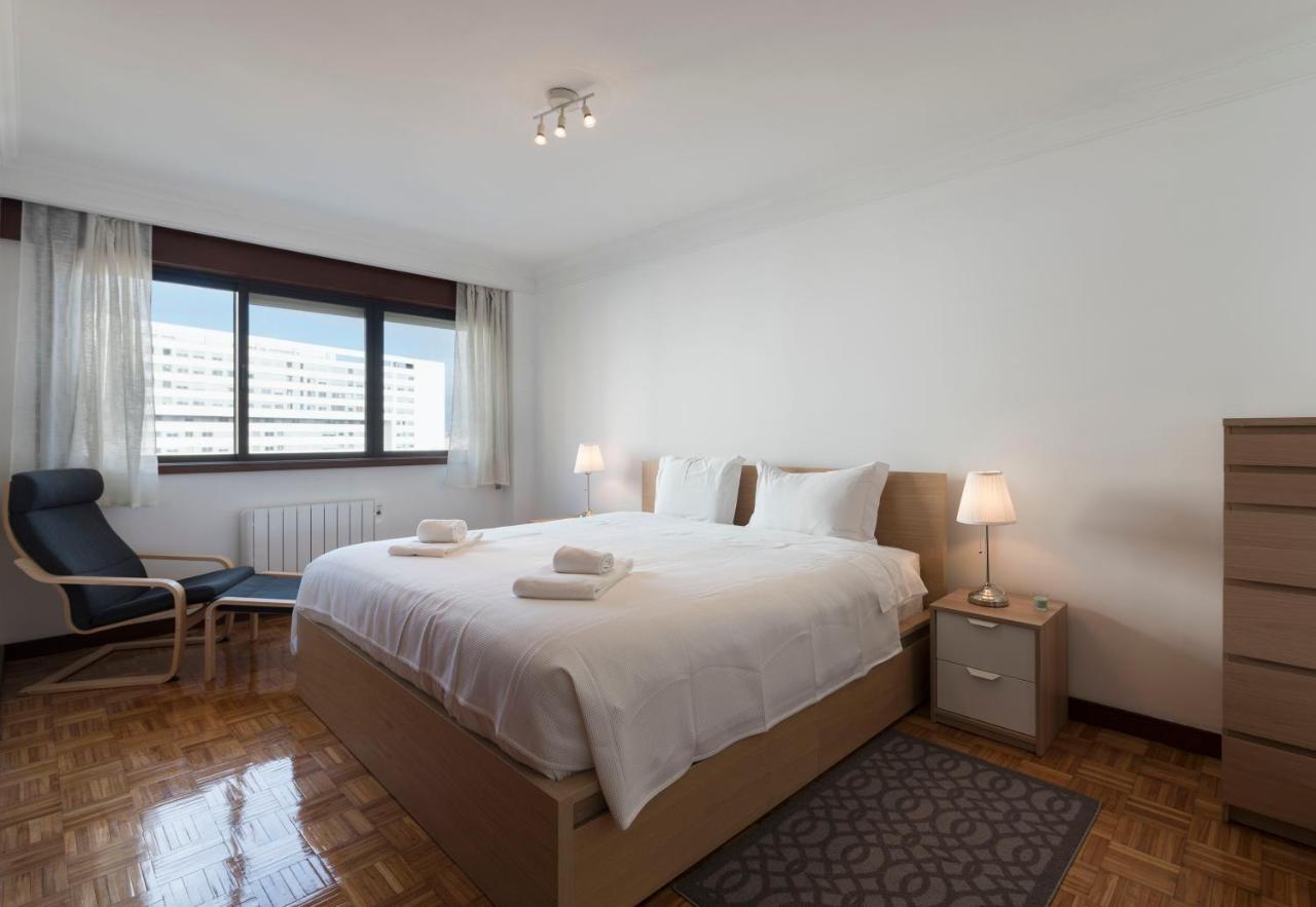 Lovelystay - Charming 3Br Flat W/ Free Parking In Devesas บีลาโนวาเดกายา ภายนอก รูปภาพ