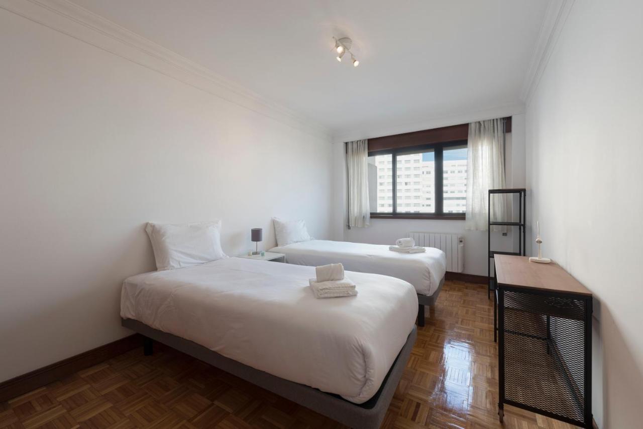Lovelystay - Charming 3Br Flat W/ Free Parking In Devesas บีลาโนวาเดกายา ภายนอก รูปภาพ