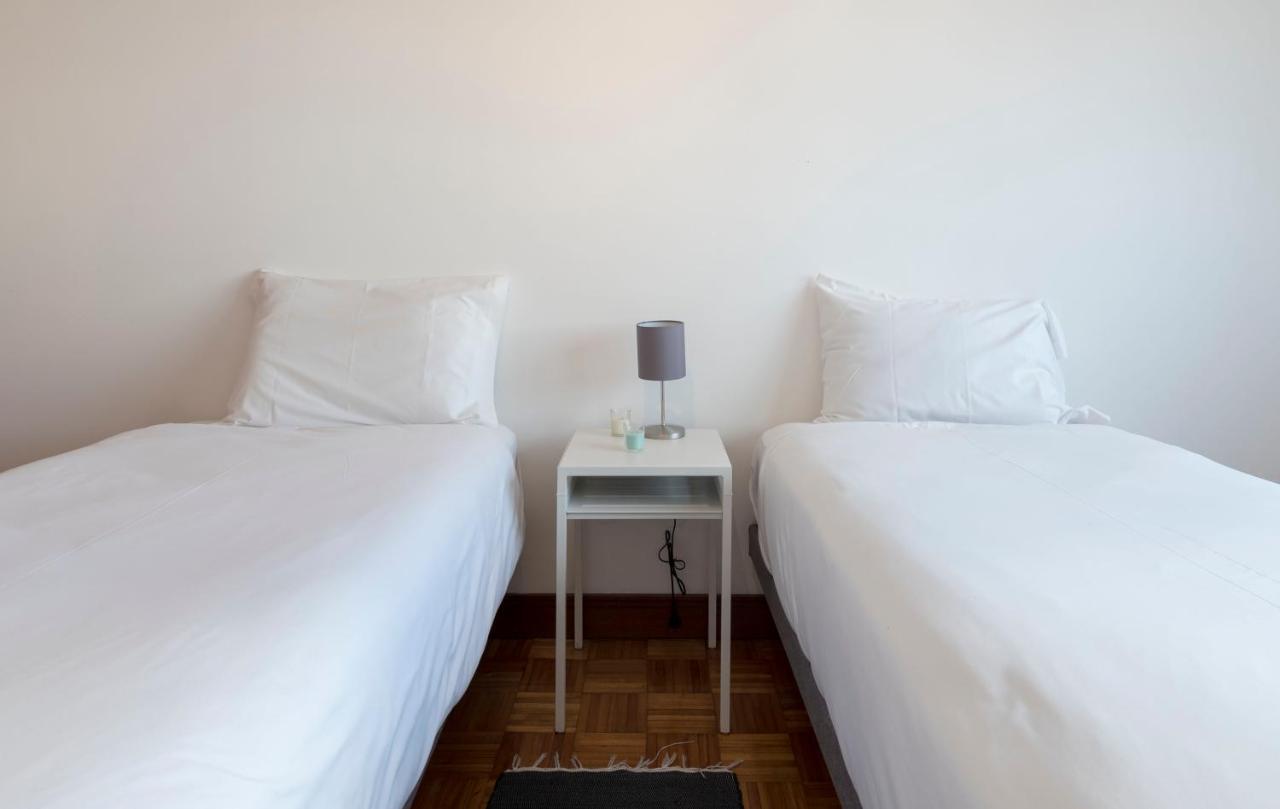 Lovelystay - Charming 3Br Flat W/ Free Parking In Devesas บีลาโนวาเดกายา ภายนอก รูปภาพ