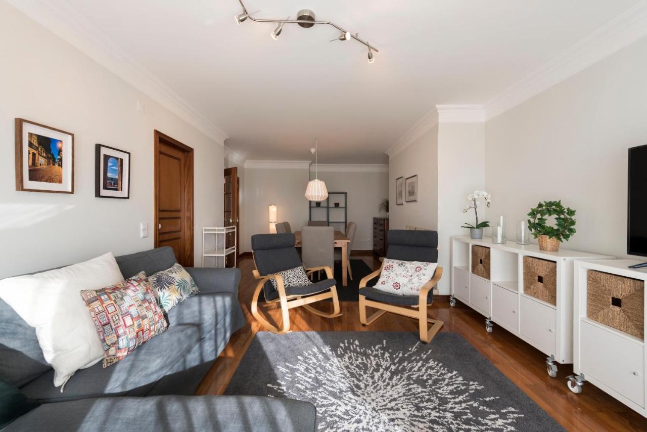 Lovelystay - Charming 3Br Flat W/ Free Parking In Devesas บีลาโนวาเดกายา ภายนอก รูปภาพ