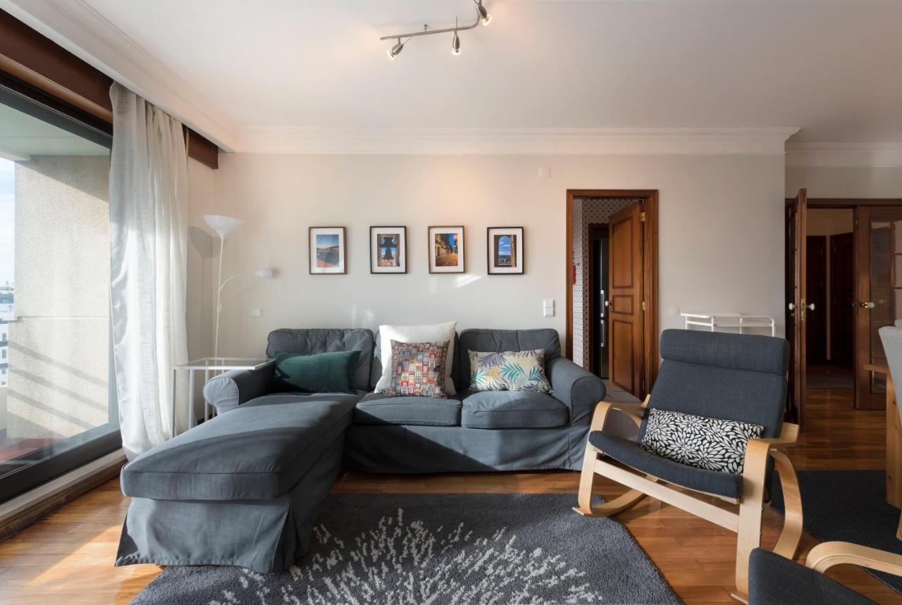Lovelystay - Charming 3Br Flat W/ Free Parking In Devesas บีลาโนวาเดกายา ภายนอก รูปภาพ