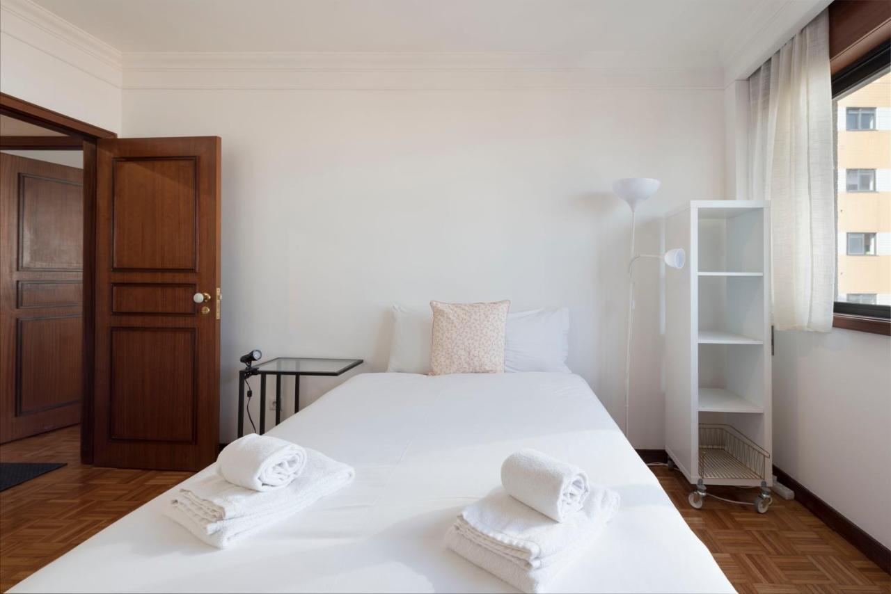 Lovelystay - Charming 3Br Flat W/ Free Parking In Devesas บีลาโนวาเดกายา ภายนอก รูปภาพ
