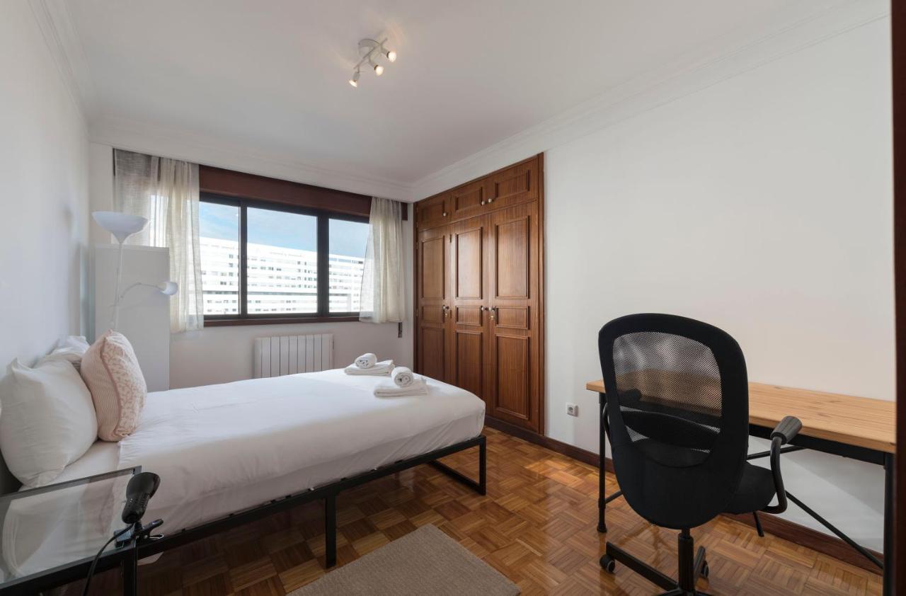 Lovelystay - Charming 3Br Flat W/ Free Parking In Devesas บีลาโนวาเดกายา ภายนอก รูปภาพ