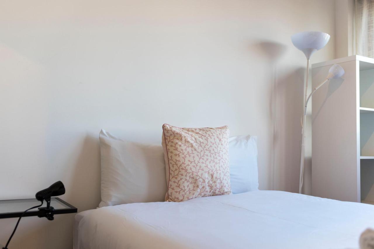 Lovelystay - Charming 3Br Flat W/ Free Parking In Devesas บีลาโนวาเดกายา ภายนอก รูปภาพ
