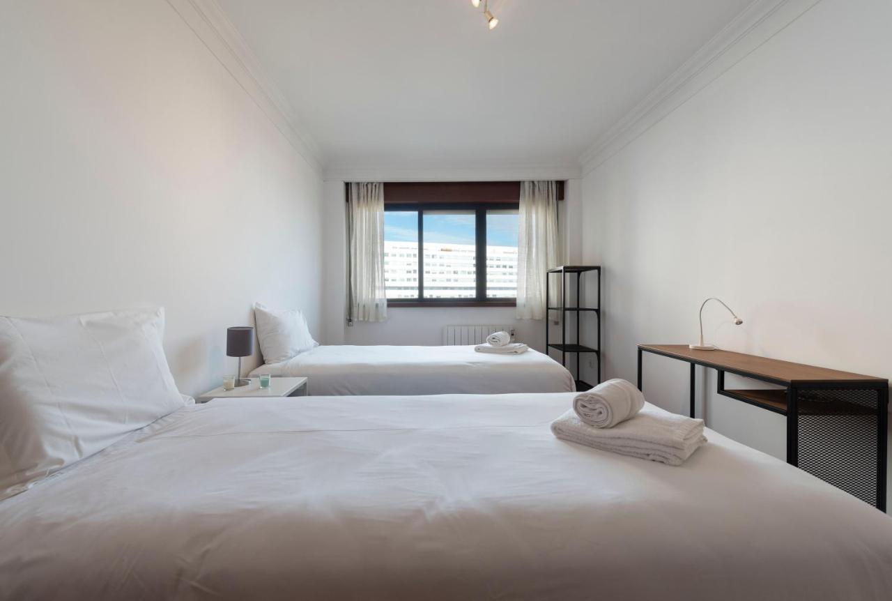 Lovelystay - Charming 3Br Flat W/ Free Parking In Devesas บีลาโนวาเดกายา ภายนอก รูปภาพ