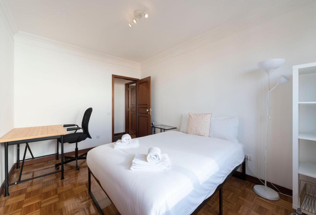 Lovelystay - Charming 3Br Flat W/ Free Parking In Devesas บีลาโนวาเดกายา ภายนอก รูปภาพ