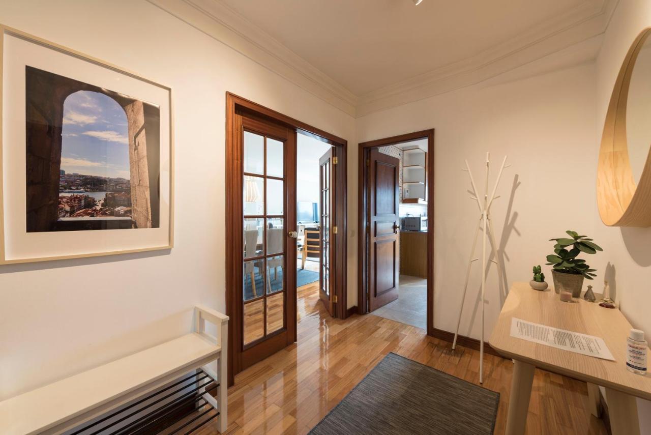 Lovelystay - Charming 3Br Flat W/ Free Parking In Devesas บีลาโนวาเดกายา ภายนอก รูปภาพ